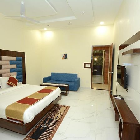 Hotel Villa Inn Ānand Buitenkant foto