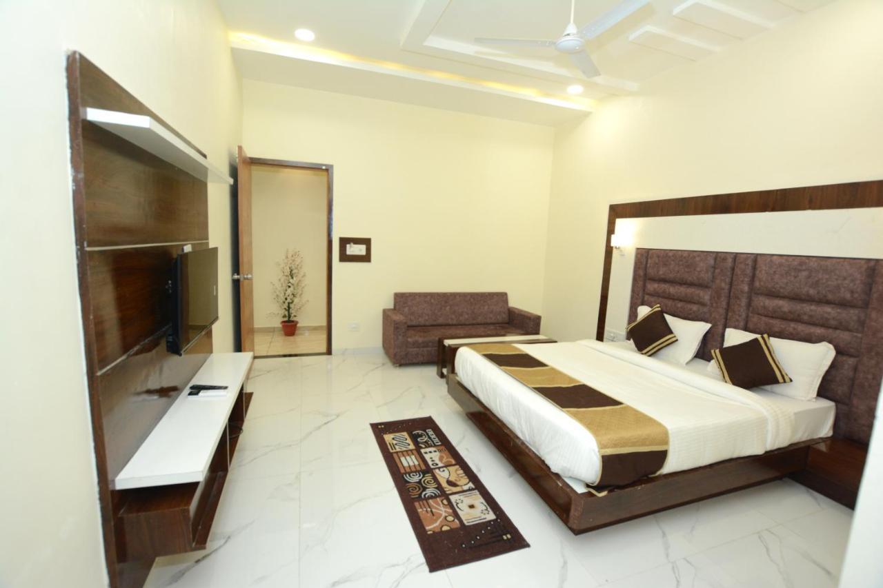 Hotel Villa Inn Ānand Buitenkant foto