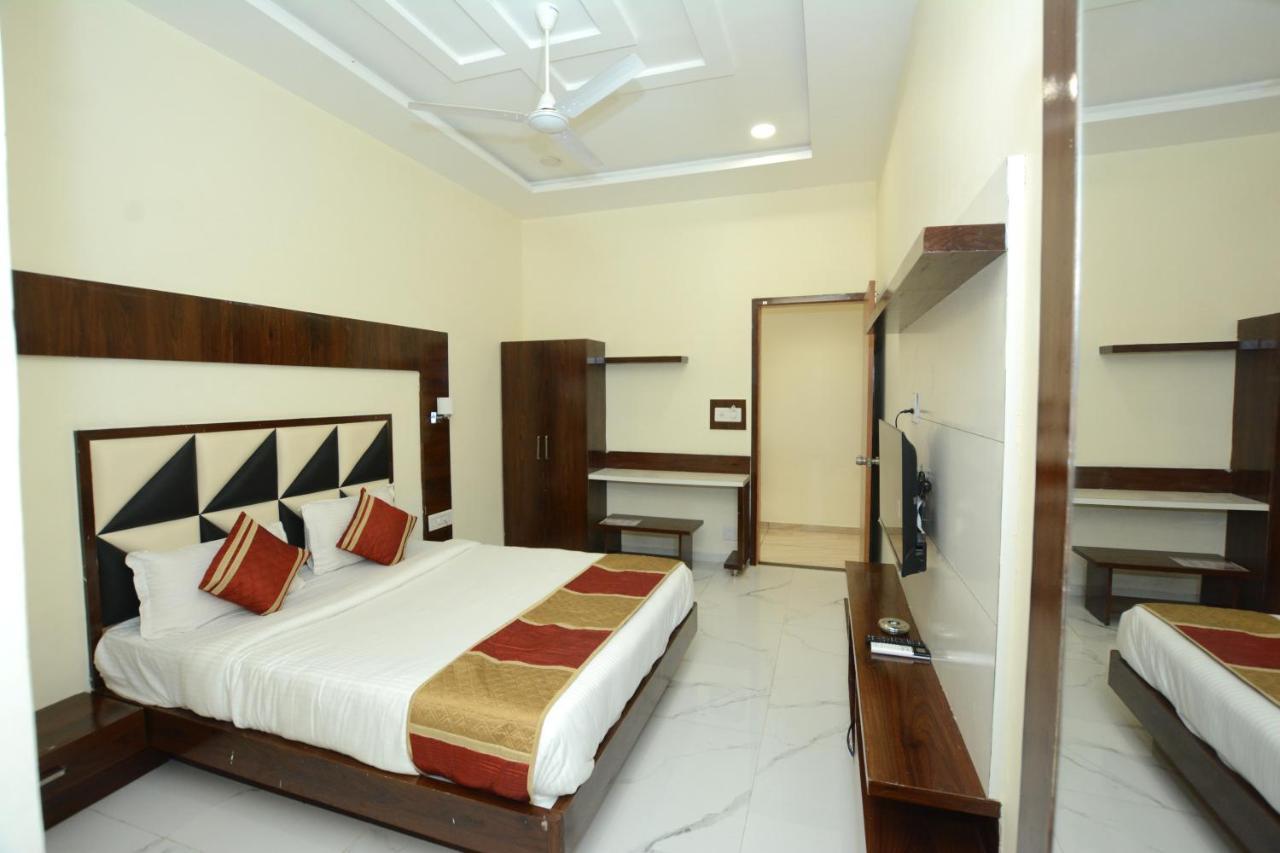 Hotel Villa Inn Ānand Buitenkant foto